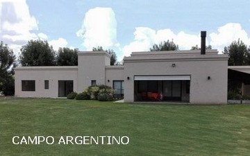 Casa estilo campo argentino con pérgola