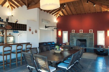Gran espacio con mesa grande y home theatre